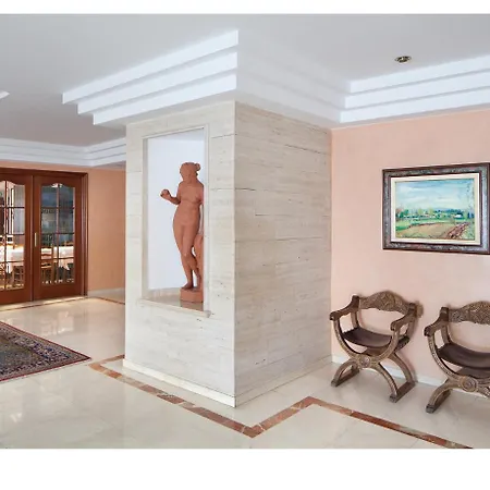 ニネイス ホテル